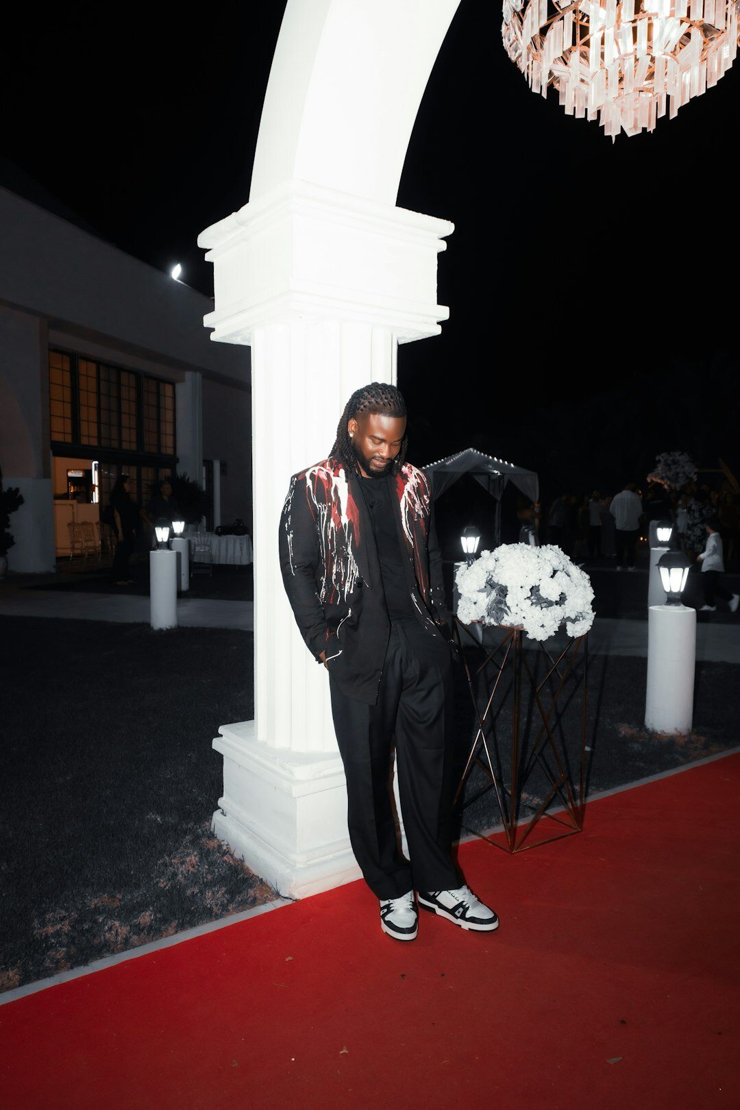 Uruguayan celebrities posing on a red carpet at a Montevideo gala
